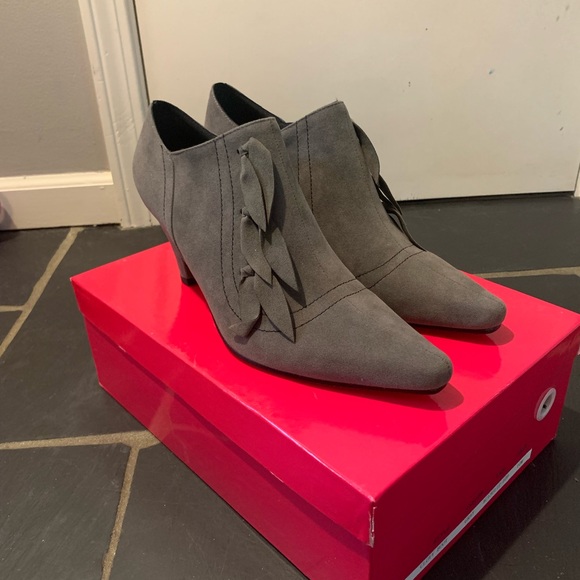 ann creek Shoes - Ann Creek size 10 grey “Clovy” heeled bootie NIB